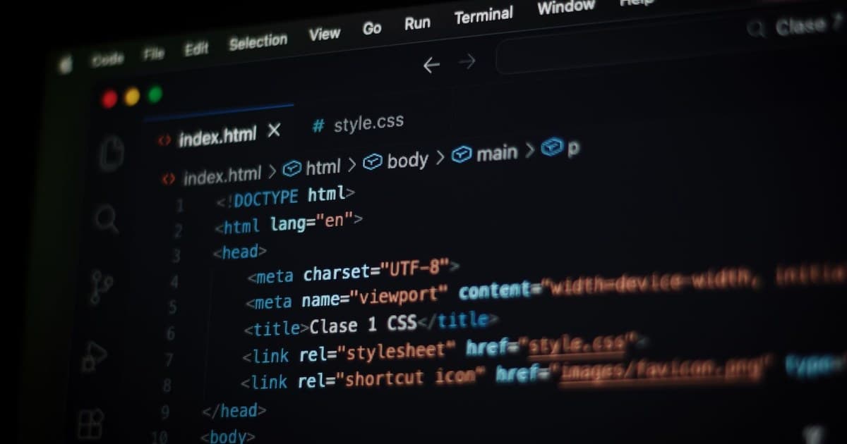 다크 모드 코드 에디터에 표시된 HTML head 섹션과 meta 태그