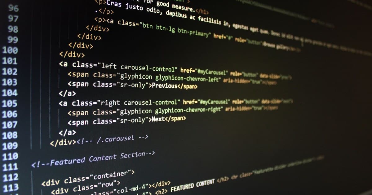 어두운 배경의 모니터에 HTML 코드가 줄 번호와 함께 표시된 화면