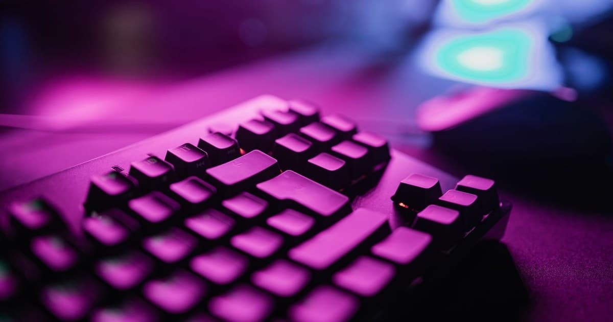 보라색 RGB 조명이 들어온 기계식 키보드 근접 촬영